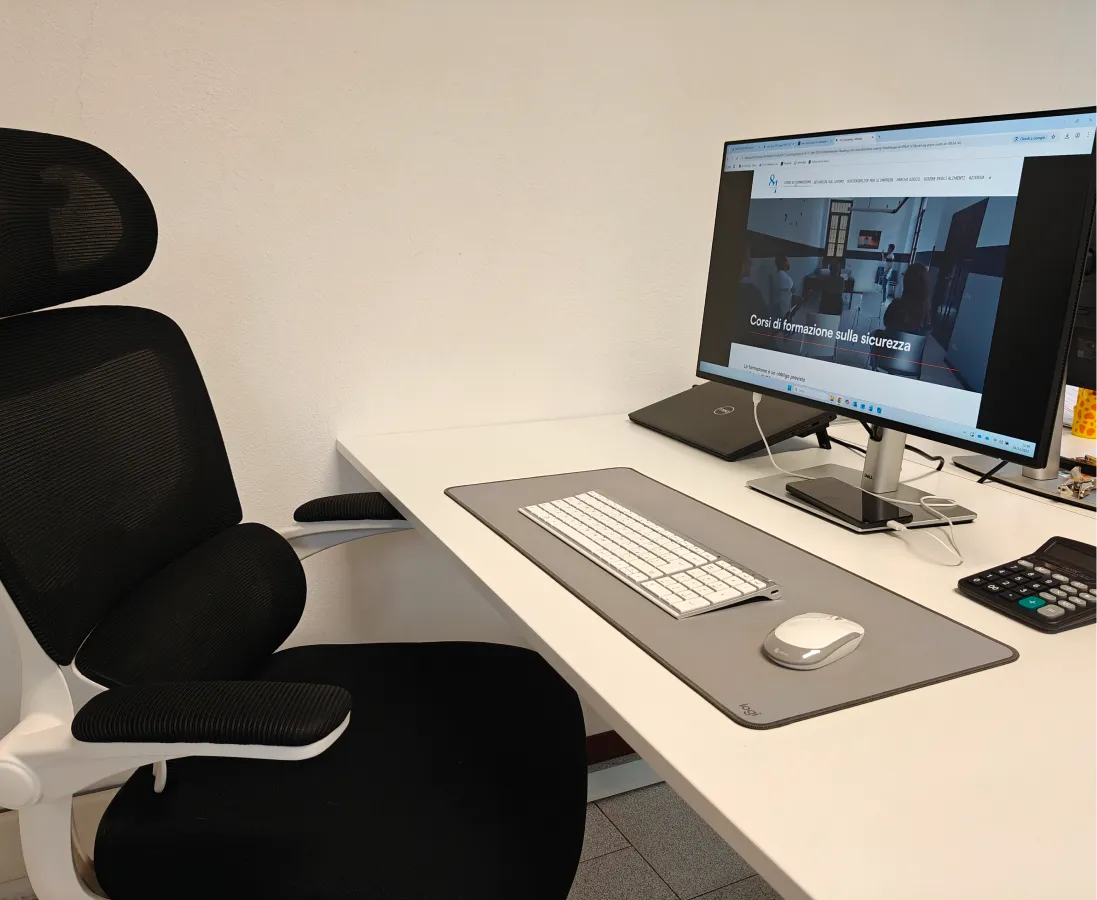 Postazione di lavoro nello studio di 81 Consulting